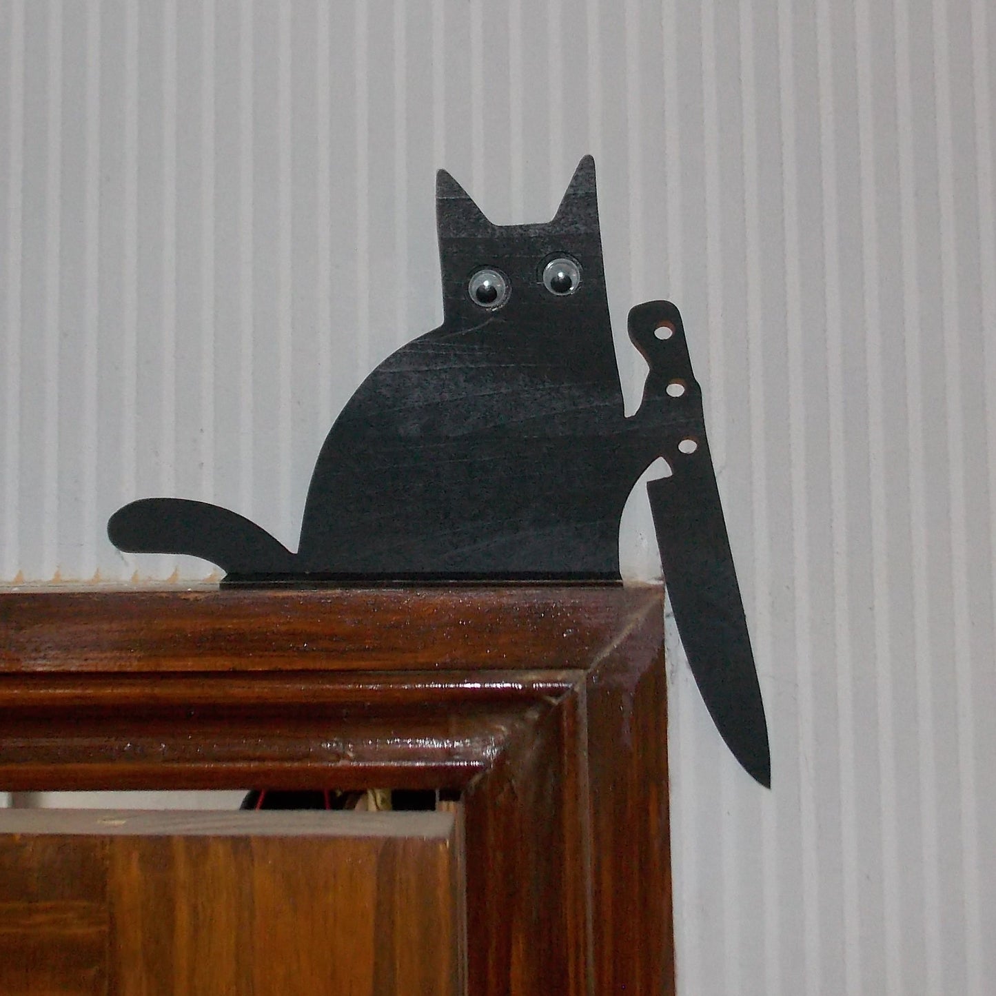 Playful Knife Cat Shelf Sitter – Gothic Wood Cat Decor – Black Cat Halloween Decoration – Spooky Home Accent - Glow in the Dark Eyes